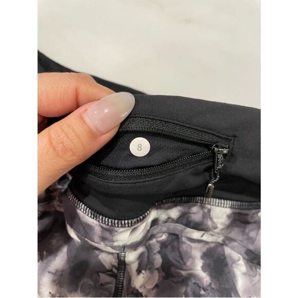 Lululemon Run Speed Floral print shorts size 8 - Picture 4 of 5